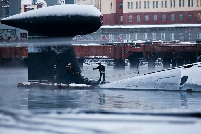 Tối 29/12/2001, một vụ hoả hoạn đã xảy ra trên tàu ngầm Ekaterinburg, khi nó đang nằm trên ụ sửa chữa ở Murmansk. Lực lượng cứu hỏa đã phải mất 20 giờ mới dập tắt được đám cháy trên chiếc tàu ngầm này. Vụ hỏa hoạn đã làm 9 người bị thương.